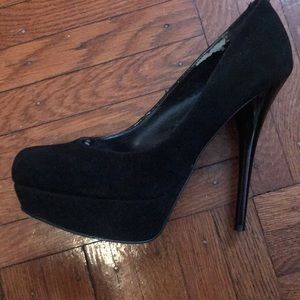 Black suede Steve Madden pumps